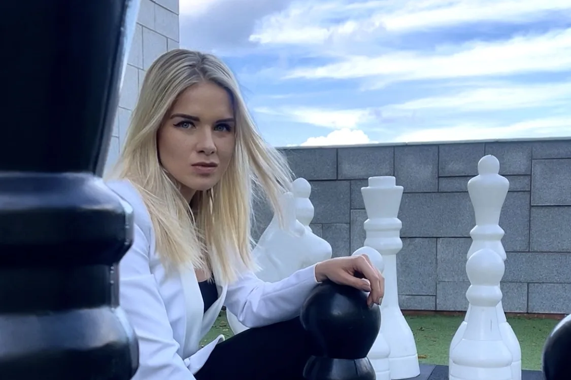 Ewa Wilmanowicz wśr&oacute;d dużych figur szachowych
