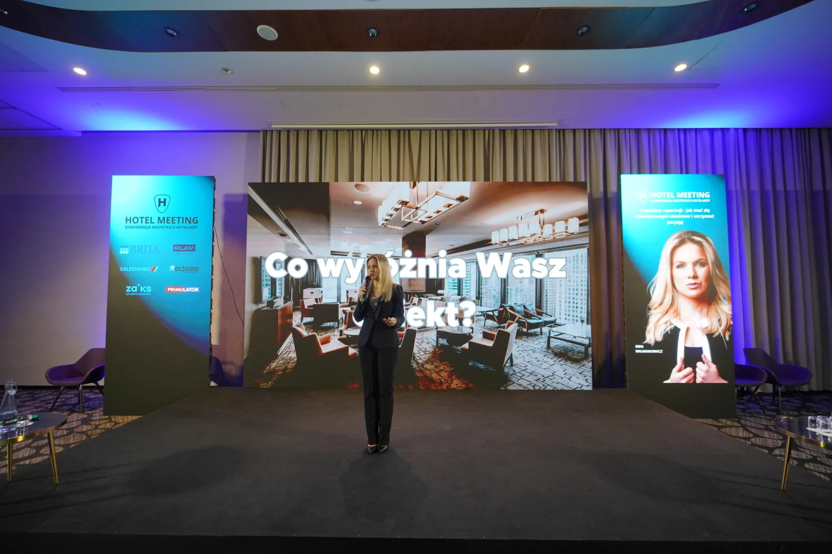 Ewa Wilmanowicz na scenie konferencji Hotel Meeting