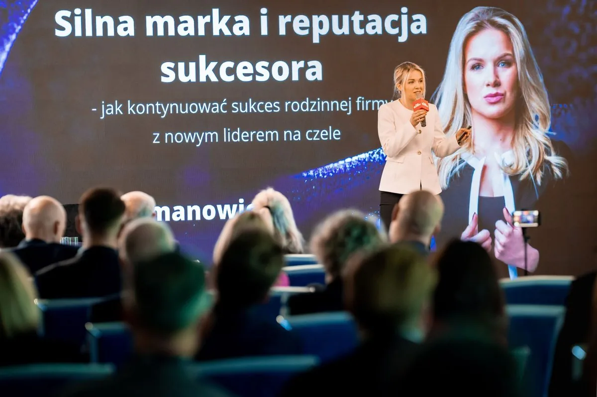 Ewa Wilmanowicz na scenie konferencji Pulsu Biznesu